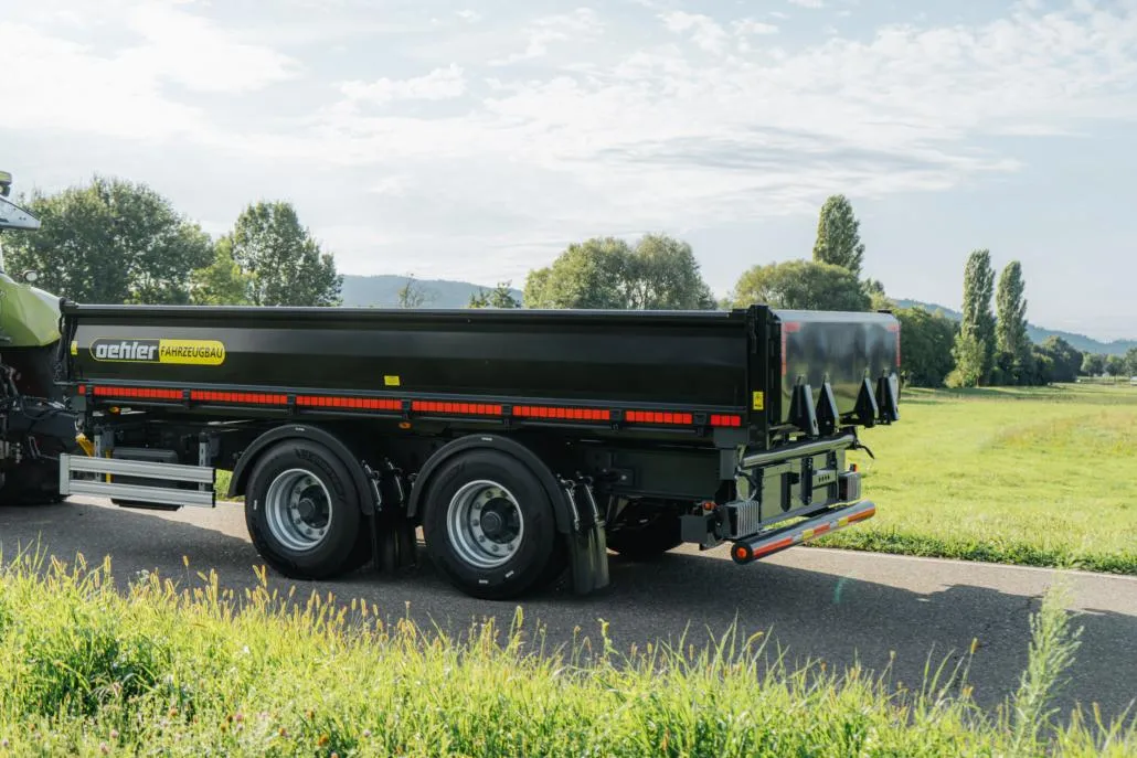 Oehler TDK 180 NHR driezijdige kipper achter een trekker op een landweg